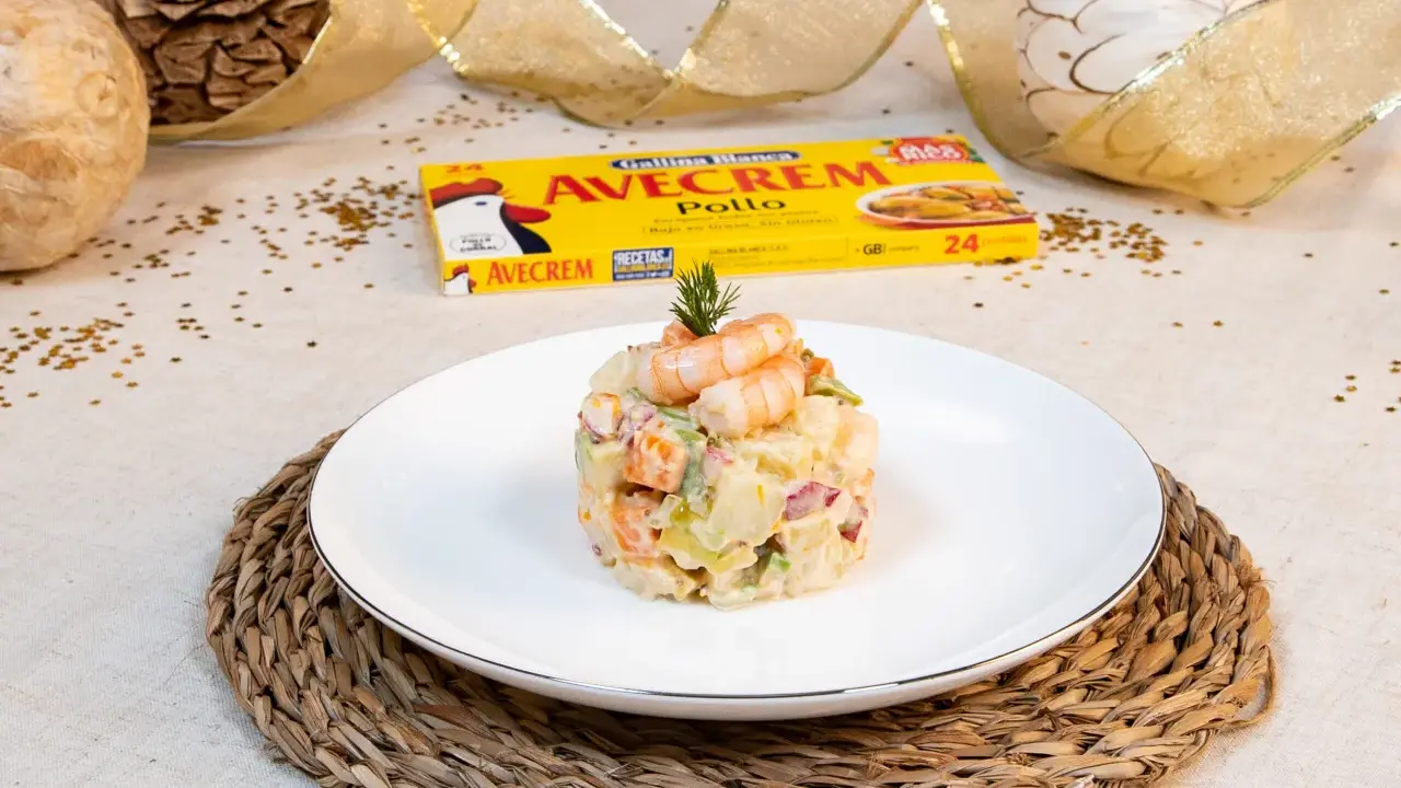 Deliciosa ensaladilla de gambas, cremosa y con trocitos de patata, zanahoria y guisantes, coronada con gambas frescas.