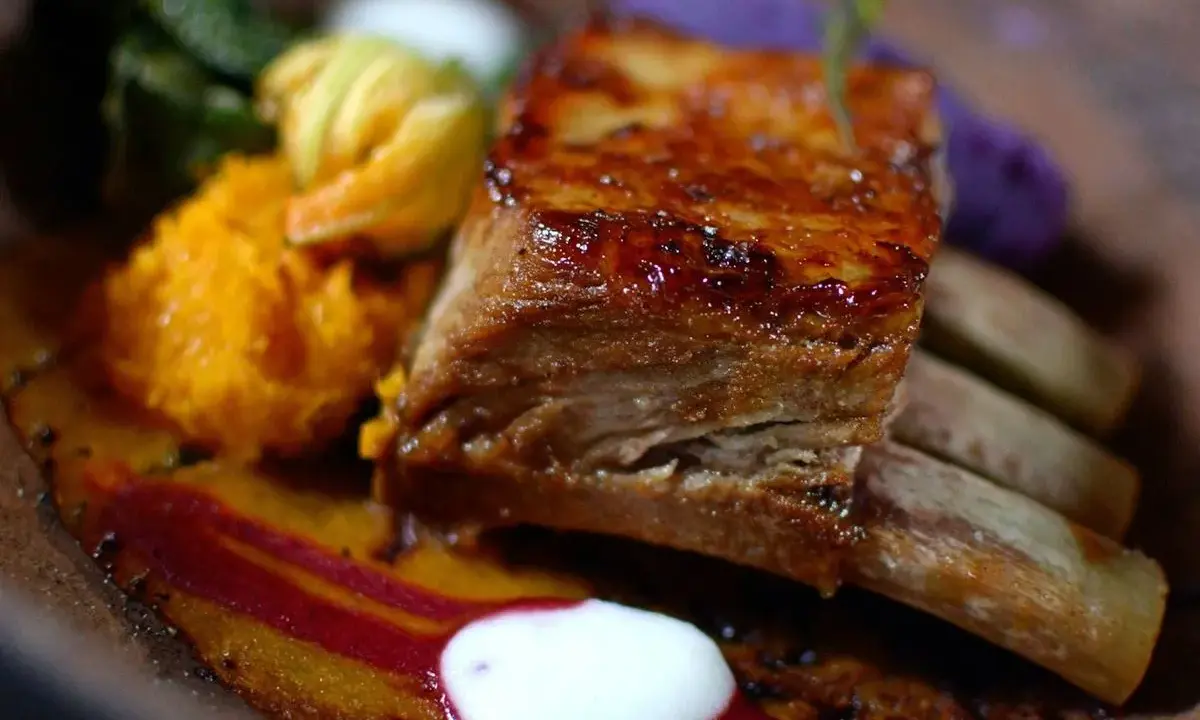 Costillas en freidora de aire, jugosas y doradas, acompañadas de puré de calabaza, vegetales verdes y un toque de remolacha.