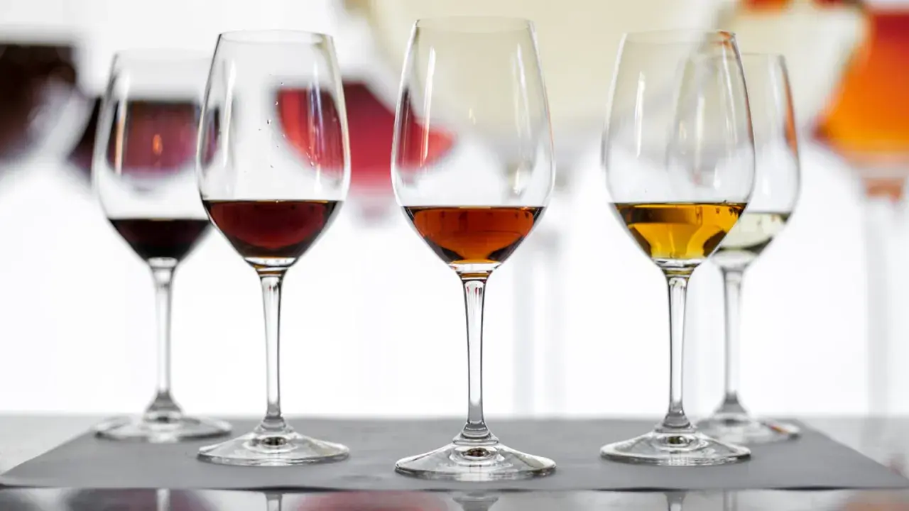 Degustación de vinos: la diferencia entre amontillado y oloroso se aprecia en sus tonos dorados y ámbar en copas.