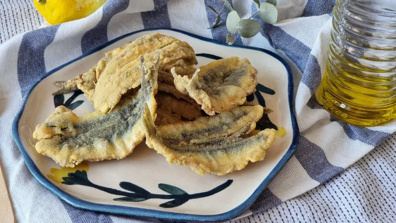 Crujientes boquerones en adobo, dorados y listos para disfrutar. Un clásico español que nunca falla.