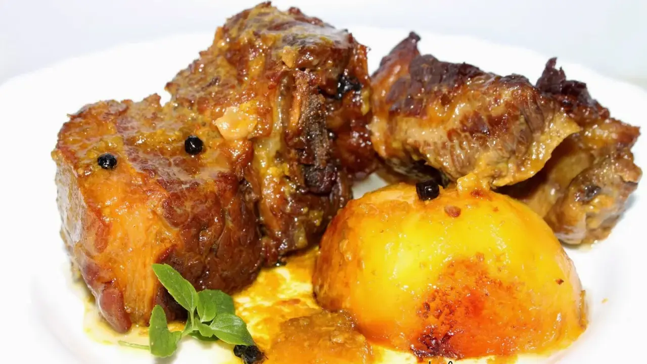 Tierna falda de ternera al horno, jugosa y dorada, servida con patatas asadas y un toque de hierbas.
