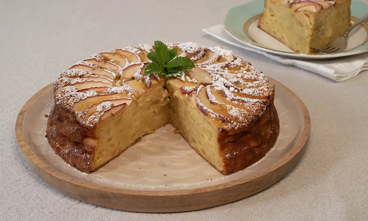 Tarta de manzana casera, con rodajas de manzana y azúcar glas. ¡Perfecta para tu próxima receta!