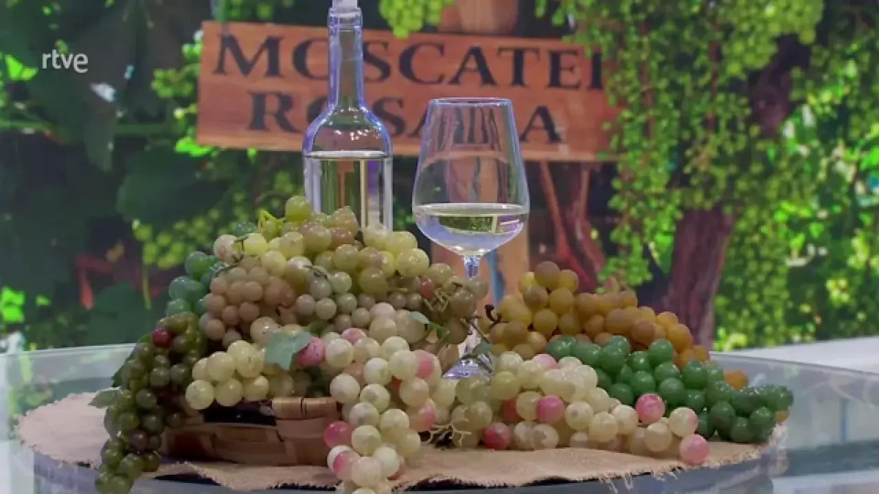 Uvas y vino blanco, ideal para saber si un vino es dulce.