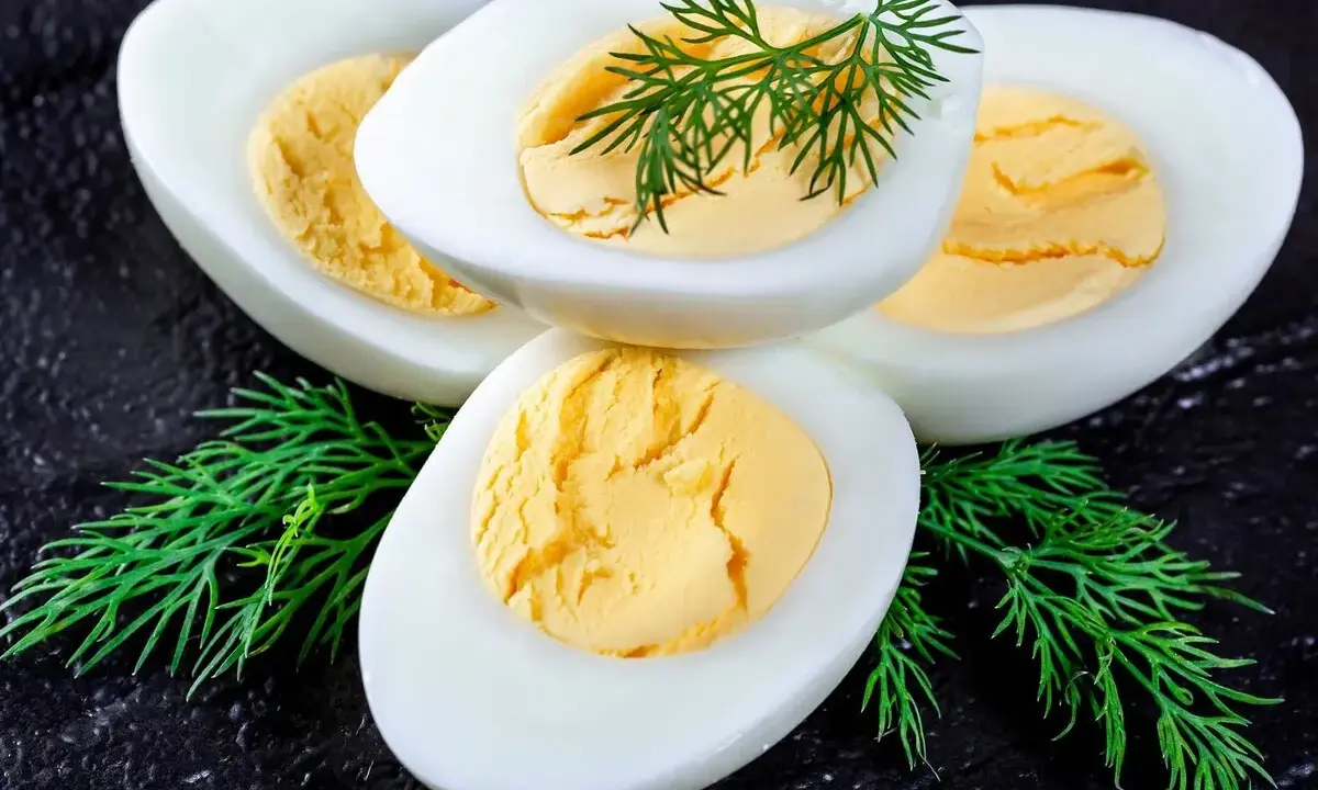Huevos duros perfectamente cocidos y fáciles de pelar, adornados con eneldo fresco.