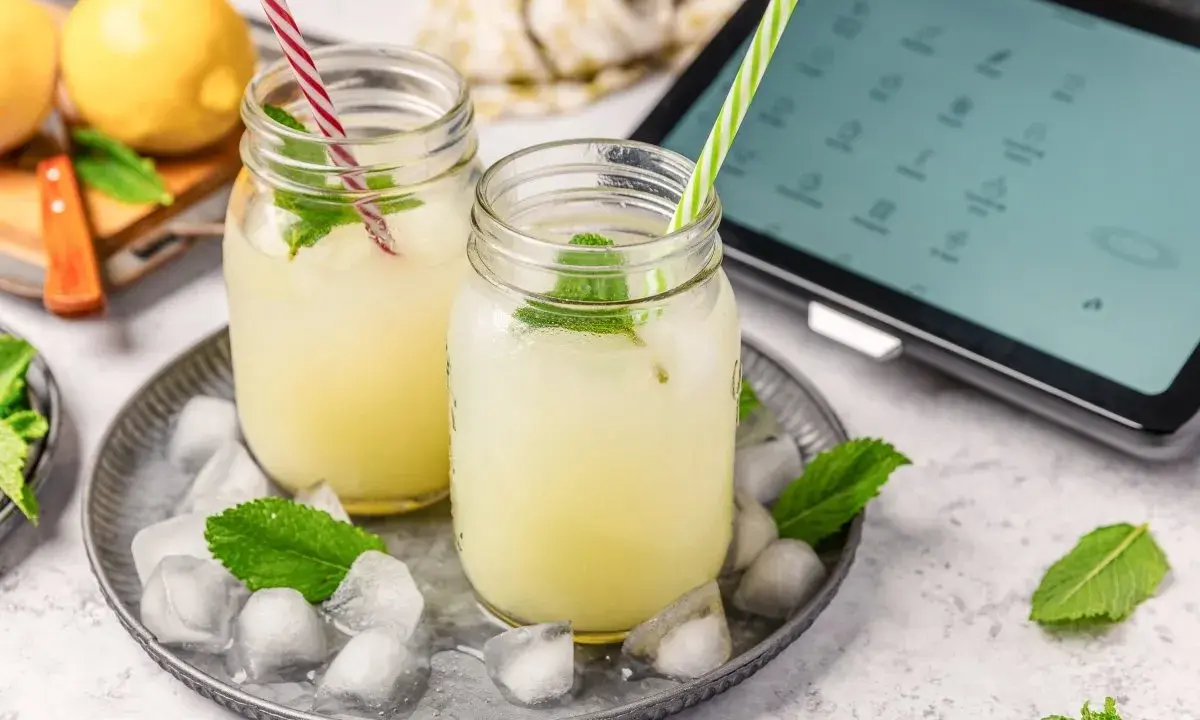 Refrescante limonada casera, perfecta para el verano, preparada con la ayuda de la Thermomix.