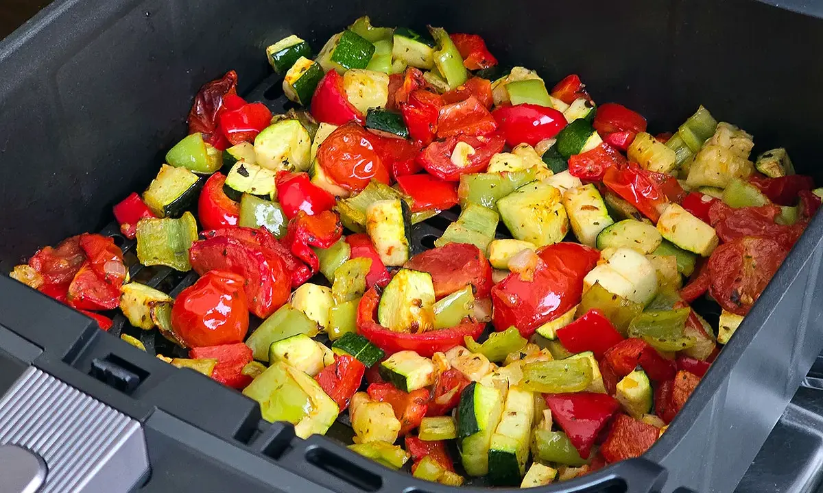 Verduras asadas en airfryer: pimientos rojos y verdes, calabacín y tomates cherry, listos para disfrutar.