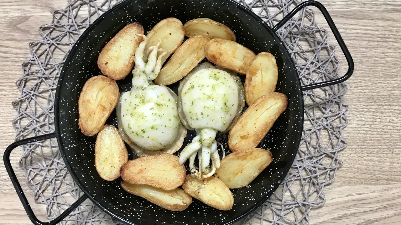 Dos sepias enteras con patatas gajo, todo cocinado en freidora de aire. Un plato delicioso y saludable.