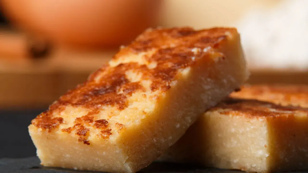 Dos porciones de quesada pasiega, un postre tradicional con una corteza dorada y un interior tierno.