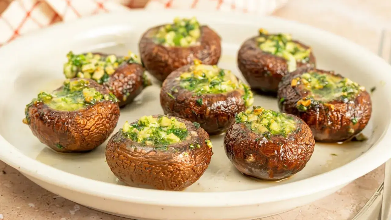 Champiñones rellenos, dorados y jugosos, recién salidos de la freidora de aire. Perfectos para un aperitivo rápido y delicioso.