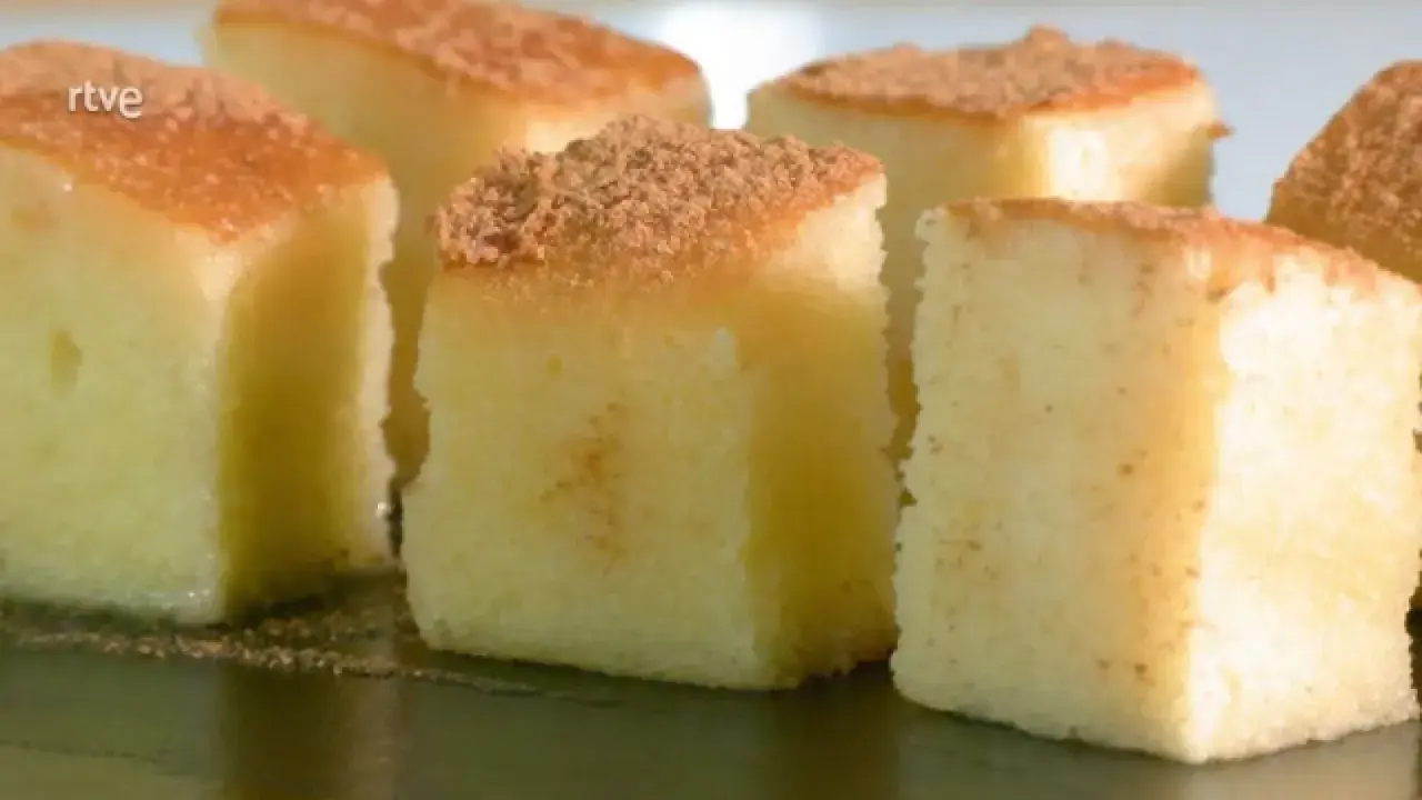 Bizcocho borracho esponjoso, cortado en cubos y espolvoreado con canela. Un postre delicioso y tentador.