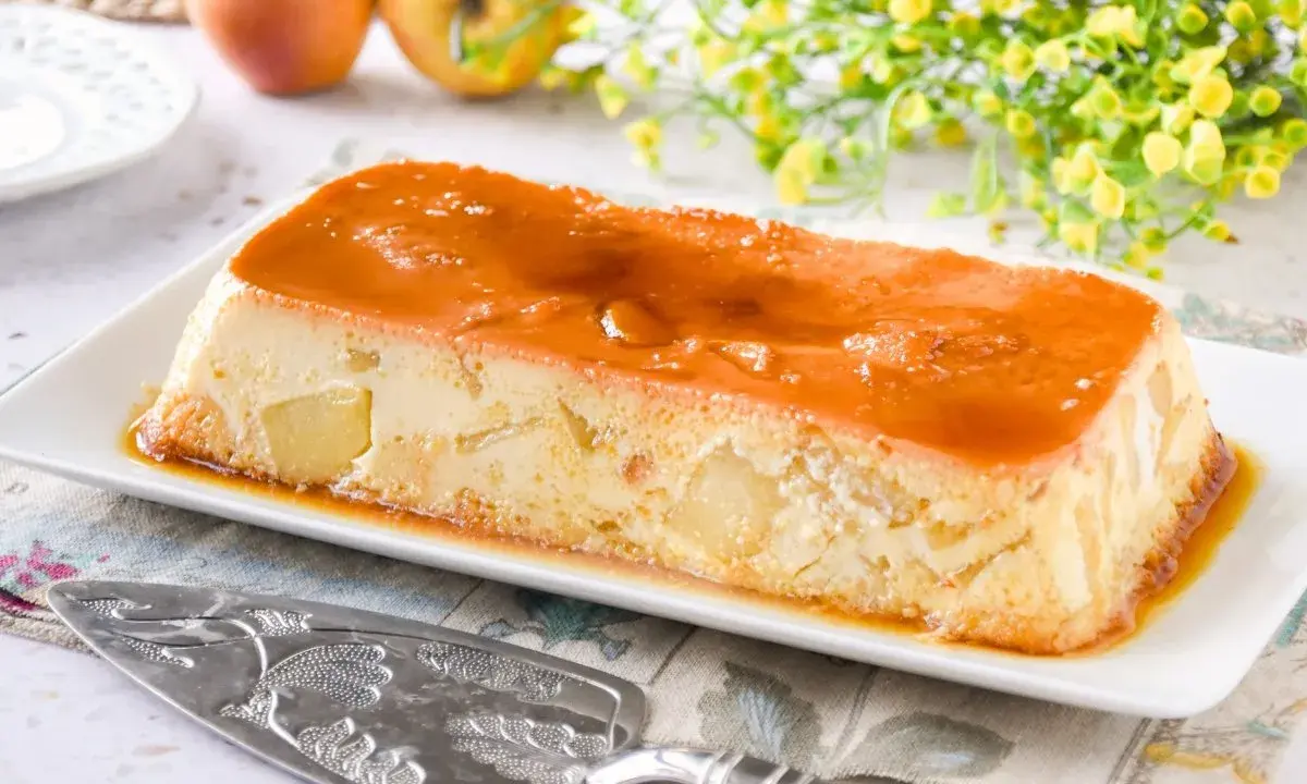 Delicioso pudin de manzana con caramelo líquido, trozos de manzana visibles en su interior.