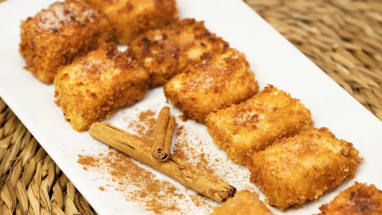 Deliciosa leche frita, receta de la abuela, espolvoreada con canela y azúcar.