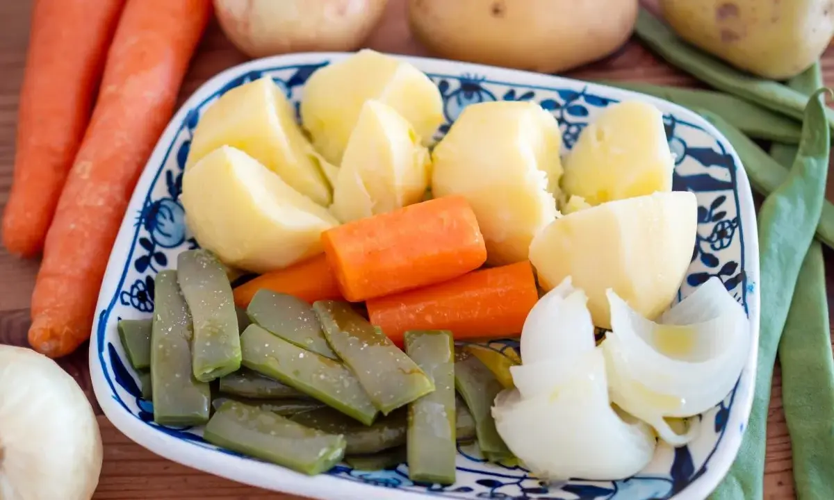 Plato de hervido valenciano con patatas, zanahorias, judías verdes y cebolla.