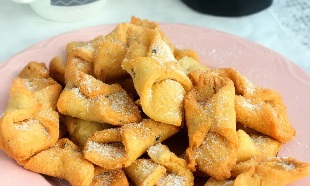 Pestiños antiguos espolvoreados con azúcar, listos para disfrutar. Una delicia tradicional.