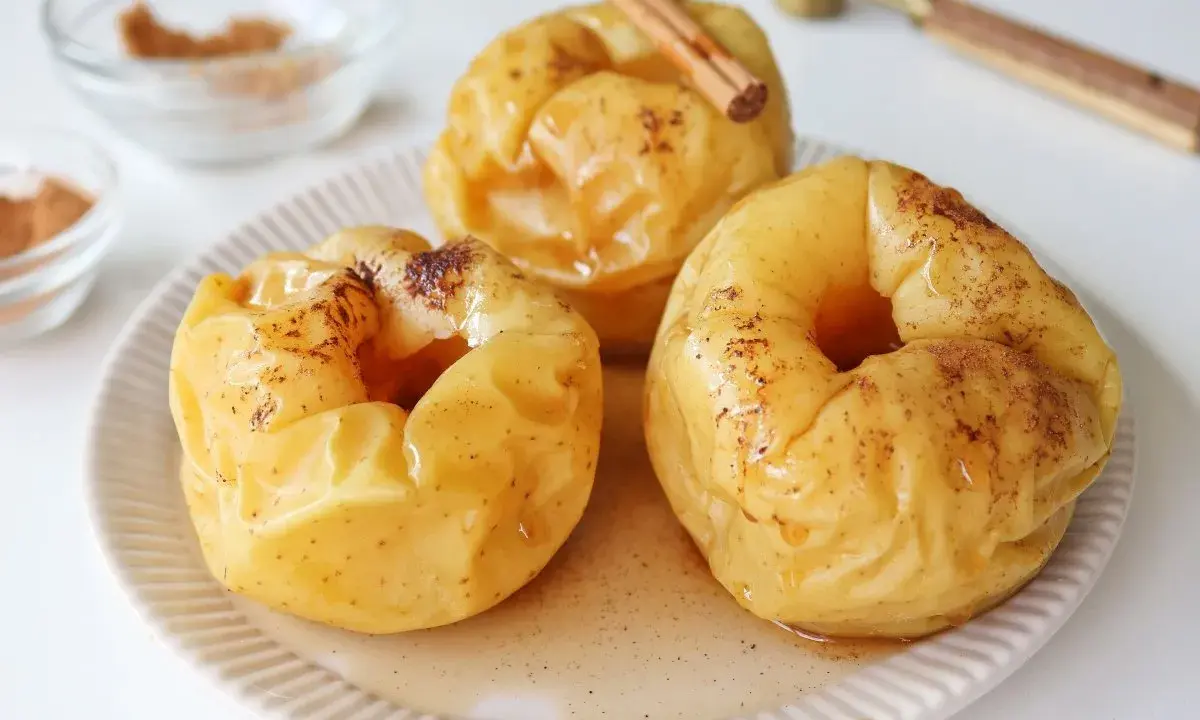 Manzanas asadas al microondas, tiernas y dulces, con canela y un toque de miel. Un postre rápido y delicioso.