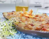 Berenjenas rellenas de la abuela, gratinadas y crujientes, con piñones y un toque de ajo frito. ¡Un manjar casero!