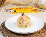 Deliciosa ensaladilla de gambas, cremosa y con trocitos de patata, zanahoria y guisantes, coronada con gambas frescas.