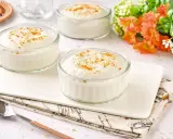 Delicioso mousse de yogur en vasitos de cristal, espolvoreado con canela. Un postre ligero y refrescante.