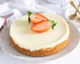 Tarta de cuajada cremosa con base crujiente y fresas frescas. Un postre perfecto para cualquier ocasión.