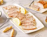 Chicharrón de Cádiz en lonchas, servido con limón y picos. Un plato que evoca el sabor de Andalucía.
