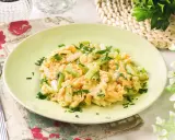 Revuelto de ajetes con perejil fresco, servido en un plato verde claro.