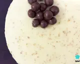 Deliciosa tarta de chocolate blanco con bolitas de chocolate oscuro.