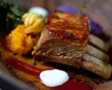 Costillas en freidora de aire, jugosas y doradas, acompañadas de puré de calabaza, vegetales verdes y un toque de remolacha.