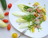 Deliciosa ensalada de endivias con atún, tomate, pepino y piñones. Un plato fresco y ligero.