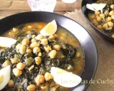 Un delicioso potaje de garbanzos con espinacas, adornado con huevo duro. ¡Se puede congelar para disfrutarlo más tarde!