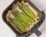 Espárragos frescos listos para cocinar en la airfryer, con un toque de sal y aceite.