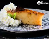 Rebanada de pan de calatrava con nata montada y menta, servida en un plato decorado.