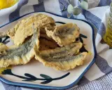 Crujientes boquerones en adobo, dorados y listos para disfrutar. Un clásico español que nunca falla.