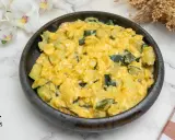 Un delicioso revuelto de calabacín, con trozos tiernos de calabacín mezclados con huevo batido, listo para disfrutar.