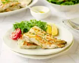 Deliciosa corvina a la plancha, servida con rúcula fresca, tomates cherry y gajos de limón. Un plato ligero y sabroso.