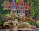 Uvas y vino blanco, ideal para saber si un vino es dulce.