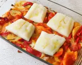 Bacalao al horno con patatas panaderas, cebolla y pimientos. Un plato casero listo para disfrutar.