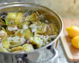Alcachofas cortadas hirviendo en una olla. Aprende como cocer alcachofas para un plato delicioso.