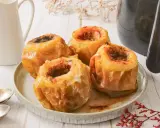 Cuatro manzanas asadas en freidora de aire, doradas y jugosas, con un relleno oscuro y especiado.