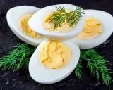 Huevos duros perfectamente cocidos y fáciles de pelar, adornados con eneldo fresco.