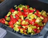Verduras asadas en airfryer: pimientos rojos y verdes, calabacín y tomates cherry, listos para disfrutar.