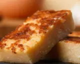 Dos porciones de quesada pasiega, un postre tradicional con una corteza dorada y un interior tierno.