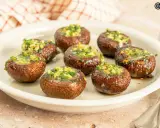 Champiñones rellenos, dorados y jugosos, recién salidos de la freidora de aire. Perfectos para un aperitivo rápido y delicioso.