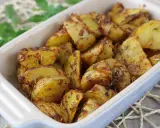 Patatas al microondas crujientes y doradas, sazonadas con hierbas aromáticas. ¡Un aperitivo rápido y delicioso!