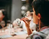 Mujer disfrutando de diferentes tipos de vino en una cata.
