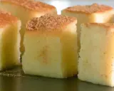 Bizcocho borracho esponjoso, cortado en cubos y espolvoreado con canela. Un postre delicioso y tentador.