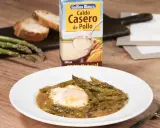 Espárragos esparragados con huevo frito, pan y caldo de pollo Gallina Blanca.