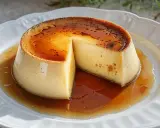Delicioso flan casero con caramelo líquido. ¿Sabes cuánto dura un flan casero en la nevera? ¡Disfrútalo fresco!