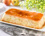 Delicioso pudin de manzana con caramelo líquido, trozos de manzana visibles en su interior.