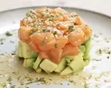 Delicioso tartar de salmón y aguacate, coronado con semillas de sésamo y perejil fresco.