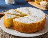 Bizcocho esponjoso hecho en airfryer, espolvoreado con azúcar glas. ¡Perfecto para acompañar un café!